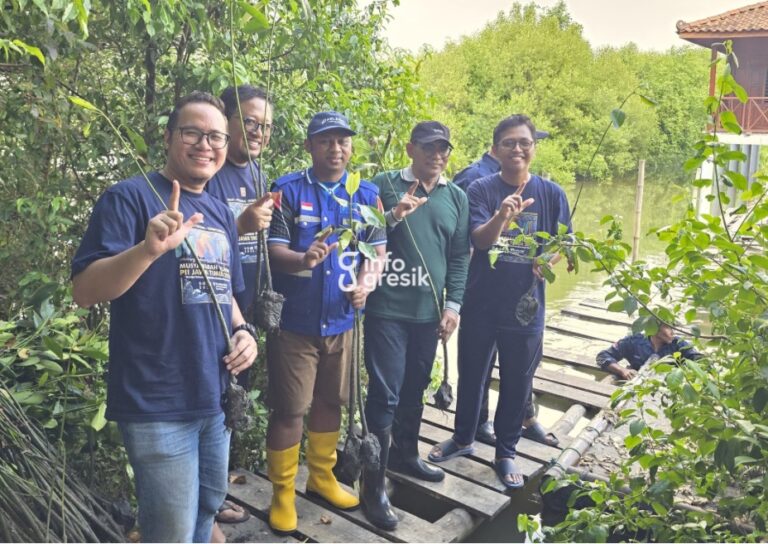 Tim PII Gresik bersama DLH saat akan menanam mangrove. (Foto: Ist/Infogresik)