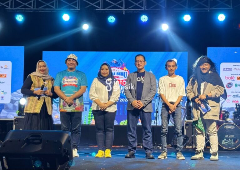 Anggota DPRD Gresik Ricke Mayumi bersama Perwakilan Promotor Damai Seru Festival Vol. 3, Andrew Nababan, dan tamu undangan saat membuka Damai Seru Festival Vol. 3 di GKB Convex, Gresik. (Foto: Khanif Rosidin/Infogresik)