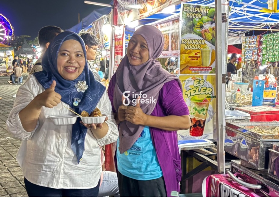 Anggota DPRD Gresik Ricke Mayumi saat membeli salah satu produk kuliner UMKM pada Damai Seru Festival Vol. 3 di GKB Convex, Gresik. (Foto: Khanif Rosidin/Infogresik)