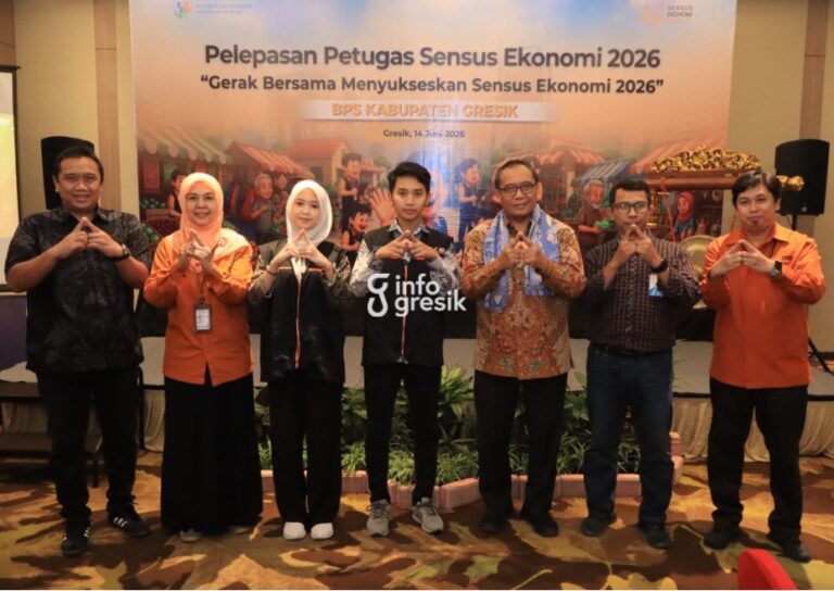Sebanyak 1.095 Petugas Sensus Ekonomi 2026 Mulai Bergerak di Gresik hingga Akhir Agustus Sekda Gresik, Achmad Washil Miftahul Rachman, bersama Kepala BPS Gresik saat pelepasan 1.095 petugas Sensus Ekonomi 2026. (Foto: Ist/Infogresik)