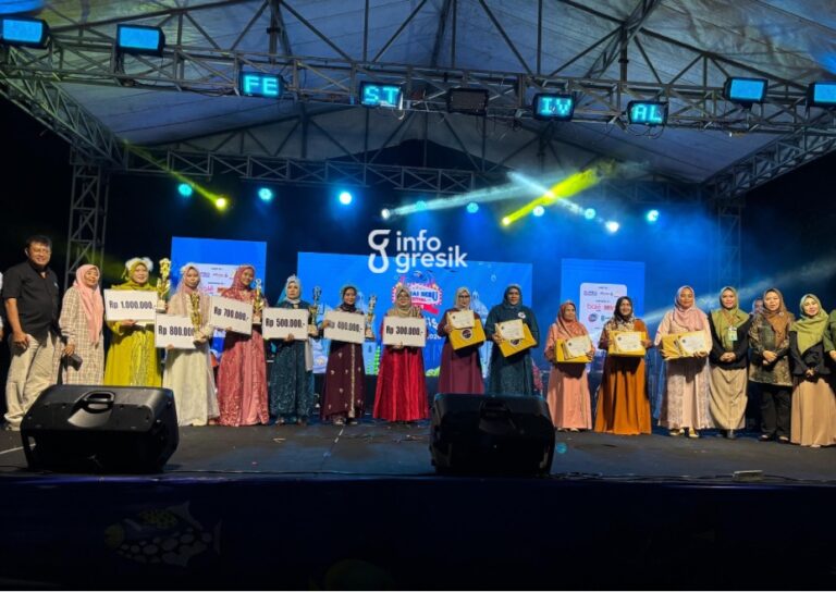 Festival Qosidah Tradisional Semarakkan Damai Seru Festival Vol. 3 Gresik Para pemenang Festival Qosidah Tradisional Tingkat Kabupaten Gresik berfoto bersama tamu undangan usai menerima penghargaan dalam rangkaian Damai Seru Festival Vol. 3 di GKB Convex, Minggu (14/6/2026). (Foto: Khanif Rosidin/Infogresik)