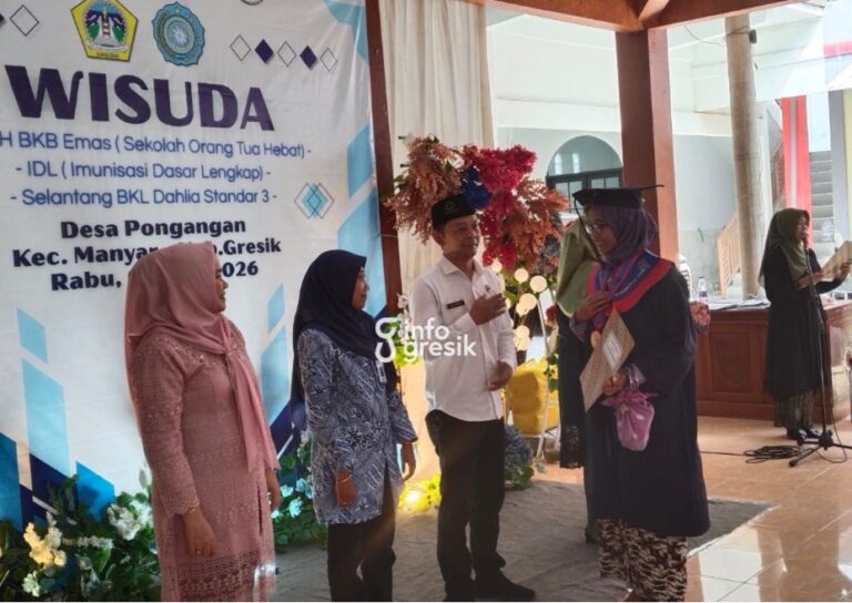 Prosesi wisuda lintas generasi yang diikuti balita, orang tua, dan lansia di Balai Desa Pongangan, Kecamatan Manyar, Rabu (3/6/2026). (Foto: Ist/Infogresik)