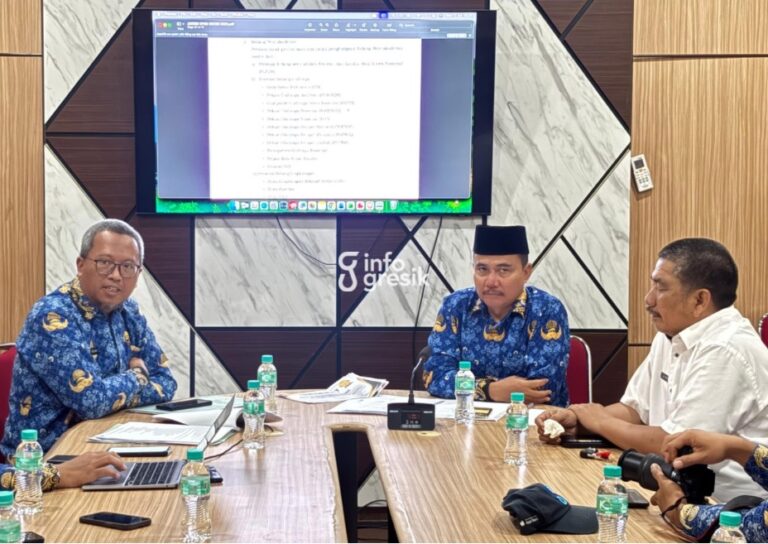 Dispendik Gresik Buka Suara Terkait Viral Calon Siswa Tak Lolos SPMB Jalur Prestasi di SMPN 18 Gresik Kadispendik Gresik, S. Hariyanto didampingi Sekdin Herawan Eka Kusuma bersama jajaran pejabat Dispendik Gresik. (Foto: Khanif Rosidin/Infogresik)