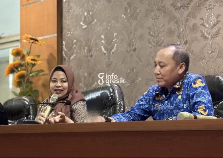 Tingkatkan Daya Saing, Anggota DPRD Gresik Ricke Mayumi Dorong Pelaku Usaha Kantongi Sertifikat Halal Anggota DPRD Gresik, Ricke Mayumi didampingi Kepala UPT Pengelolaan Pasar Diskoperindag Gresik, Mu’anan, saat memberikan penjelasan kepada peserta kegiatan percepatan sertifikasi halal. (Foto: Khanif Rosidin/Infogresik)