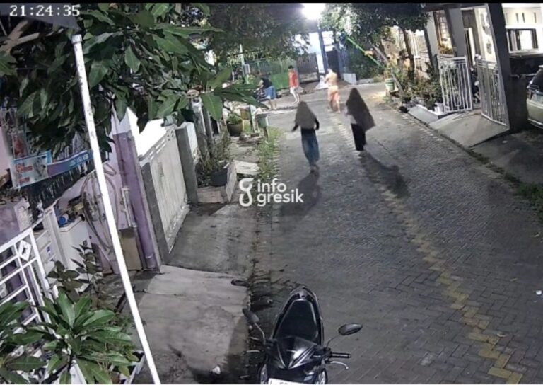 Tangkapan layar rekaman CCTV saat warga mengejar pelaku percobaan curanmor di Perumahan Pondok Permata Suci (PPS), Manyar, Gresik. (Foto: Ist/Infogresik)