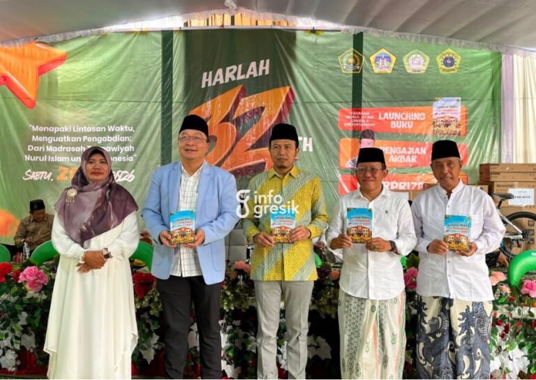 Peringati Harlah ke-32, MTs Nurul Islam Pongangan Luncurkan Buku Karya Kepala Sekolah dan Siswa Kepala MTs Nurul Islam Pongangan, Luluk Mufidah, bersama Wakil Bupati Gresik Asluchul Alif, Kepala Kemenag Gresik Muhammad Ali Faiq, Ketua Umum Yayasan Ali Muchsin Djalil, dan Ketua Pembina Yayasan KH Abdusshomad menunjukkan buku yang diluncurkan dalam peringatan Harlah ke-32 MTs Nurul Islam Pongangan. (Foto: Ist/Infogresik)