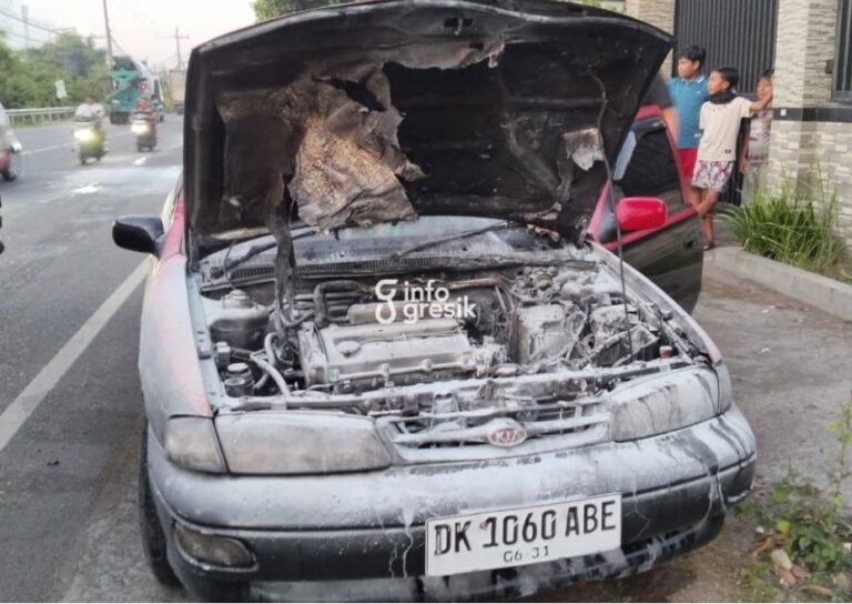 Usai Isi BBM, Mobil Sedan Timor di Driyorejo Gresik Terbakar Diduga Akibat Selang Bocor Kondisi mobil sedan Timor yang terbakar di Desa Krikilan, Kecamatan Driyorejo, Kabupaten Gresik, Minggu (21/6/2026). (Foto: Ist/Infogresik)