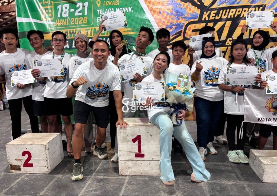 Atlet dan pengurus Persatuan Ski Air dan Wakeboard Seluruh Indonesia (PSAWI) Gresik berfoto bersama usai meraih tiga medali emas, dua medali perak, dan tiga medali perunggu pada Kejuaraan Provinsi (Kejurprov) Jawa Timur 2026. (Foto: Ist/Infogresik)