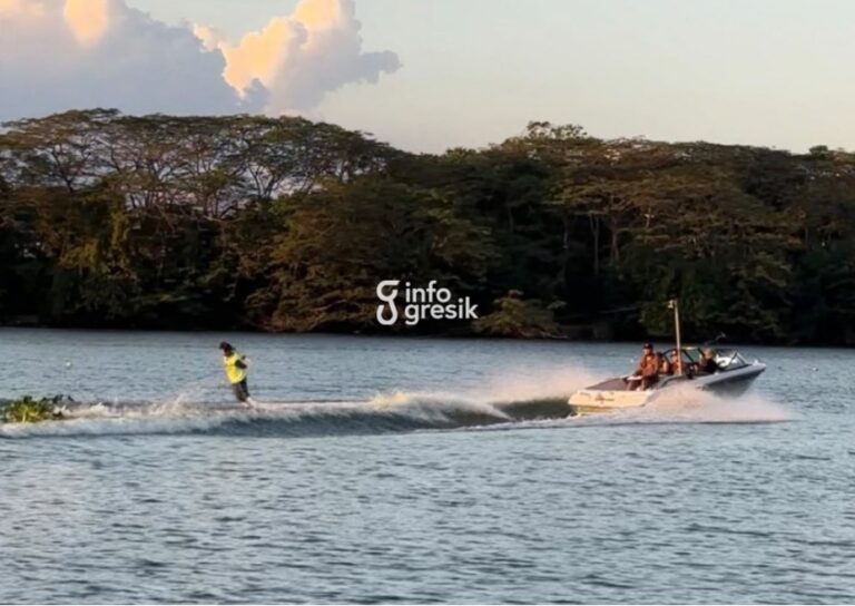 Tampil Apik, Tim Ski Air Gresik Sabet 3 Emas, 2 Perak, dan 3 Perunggu di Kejurprov 2026 Penampilan salah satu atlet ski air Kabupaten Gresik saat berlaga pada Kejuaraan Provinsi (Kejurprov) Jawa Timur 2026 di Telaga Ngipik, Gresik. (Foto: Khanif Rosidin/Infogresik)