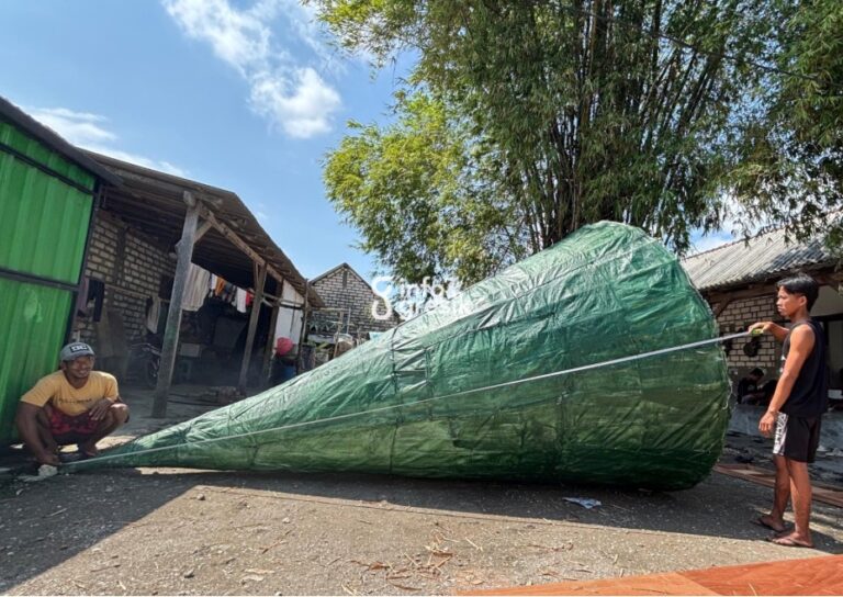 Festival Tumpeng Nasi Krawu KWGe Setinggi 4,5 Meter di Gresik Siap Pecahkan Rekor MURI Proses pengukuran kerangka tumpeng nasi krawu setinggi 4,5 meter. (Foto: Khanif Rosidin/Infogresik)
