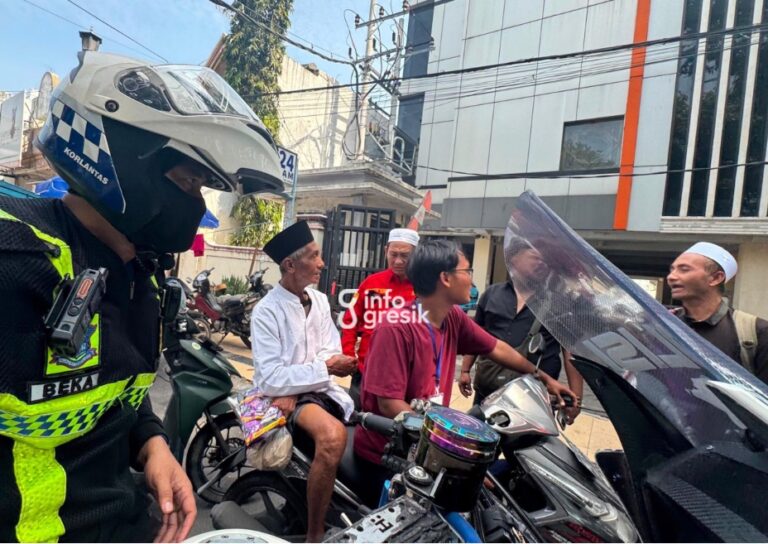 Di Balik Khidmatnya Haul Habib Abu Bakar Assegaf, Polisi Sukses Selamatkan Jemaah Lansia yang Tersesat Petugas Satlantas Polres Gresik saat membantu jemaah lansia yang tersesat dalam rangkaian Haul ke-71 Habib Abu Bakar Assegaf di Gresik. (Foto: Ist/Infogresik)