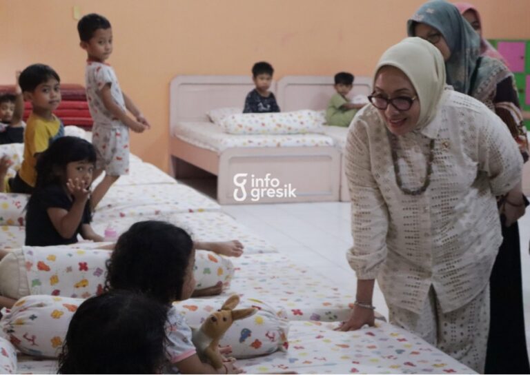 Menteri PPPA, Arifatul Choiri Fauzi saat meninjau TPA Masmundari di Gresik. (Foto: Ist/Infogresik)
