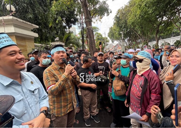 Ribuan Warga Gresik Gelar Aksi Damai, Dukung Program Makan Bergizi Gratis Terus Berlanjut Wakil Ketua DPRD Gresik, Lutfi Dhawam, bersama Anggota DPRD Gresik, Muhammad Kurdi, menemui peserta aksi damai yang mendukung keberlanjutan Program Makan Bergizi Gratis (MBG). (Foto: Khanif Rosidin/Infogresik)
