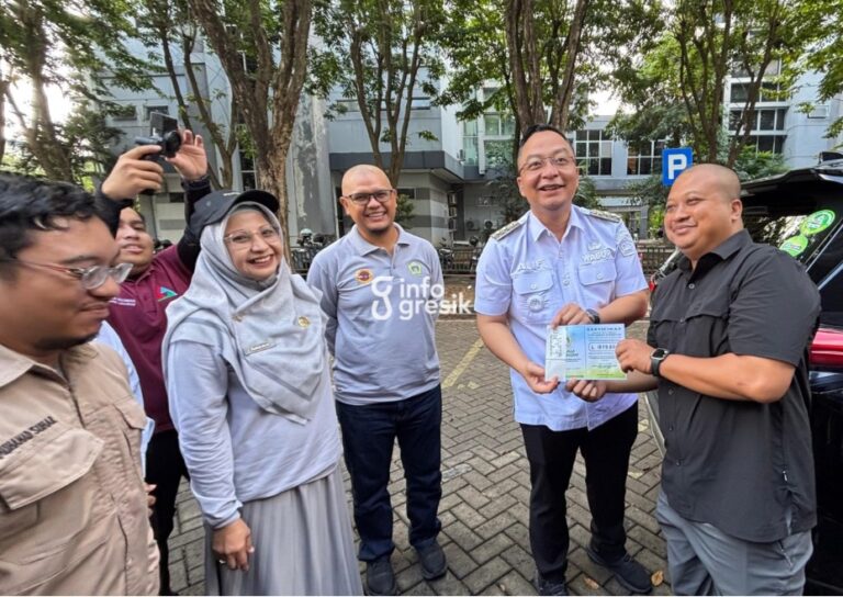 Wakil Bupati Gresik, dr. Asluchul Alif didampingi Kepala Dinas Lingkungan Hidup (DLH) Gresik, Sri Subaidah, bersama perwakilan PT Smelting menunjukkan sertifikat kelulusan uji emisi kendaraan. (Foto: Khanif Rosidin/Infogresik)