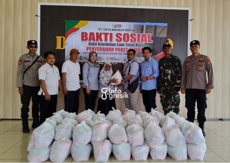 Perwakilan PT Cipta Makmur Pertiwi (CMP) menyalurkan 200 paket sembako kepada warga di Kecamatan Panceng sebagai bentuk kepedulian perusahaan terhadap masyarakat sekitar. (Foto: Ist/Infogresik)