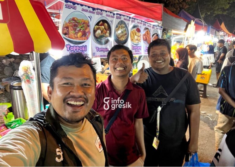 Reporter Infogresik, Khanif Rosidin (kaos merah), saat mewawancarai pelaku UMKM sekaligus Ketua Pokdarwis Sangguru Trate, Muhammad Abdullah Ubaid (kaos hitam), pada Petronite Fest 2025. (Foto: Ist/Infogresik)