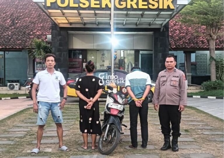 Kedua tersangka kasus pencurian sepeda motor di Kelurahan Tlogopojok saat diamankan di Mapolsek Gresik Kota. (Foto: Ist/Infogresik)