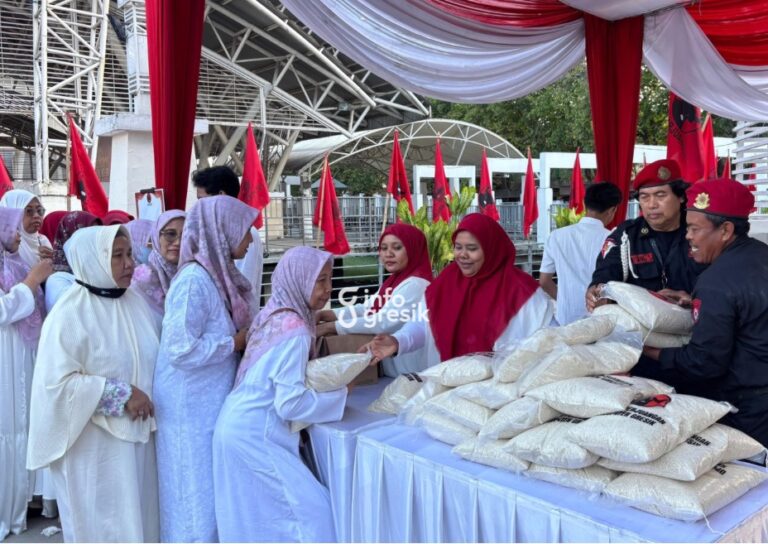Pengurus DPC PDI Perjuangan Kabupaten Gresik membagikan beras kepada warga usai doa bersama dalam rangka Haul Ke-56 Bung Karno. (Foto: Khanif Rosidin/Infogresik)