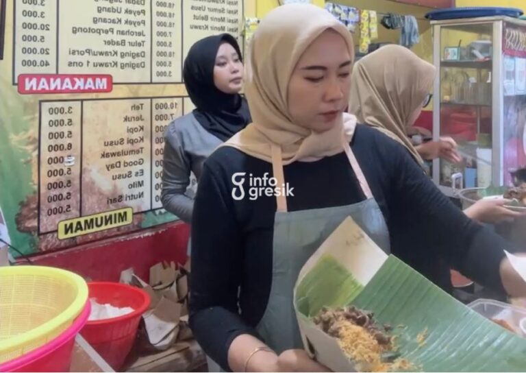 Owner Nasi Krawu Buk Marjani, Fathia, saat memasak nasi krawu untuk Festival Tumpeng Nasi Krawu yang akan dibagikan kepada masyarakat. (Foto: Ist/Infogresik)