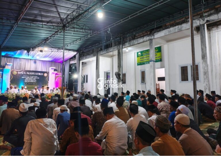 Suasana puncak Haul Masyayikh Pondok Pesantren Zainal Abidin, Desa Bungah, yang dihadiri ratusan jamaah. (Foto: Ist/Infogresik)