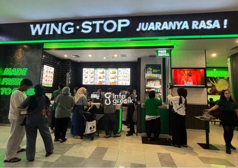 Suasana pengunjung memadati outlet Wingstop saat hari pembukaan di Icon Mall Gresik, Sabtu (27/6/2026). (Foto: Khanif Rosidin/Infogresik)
