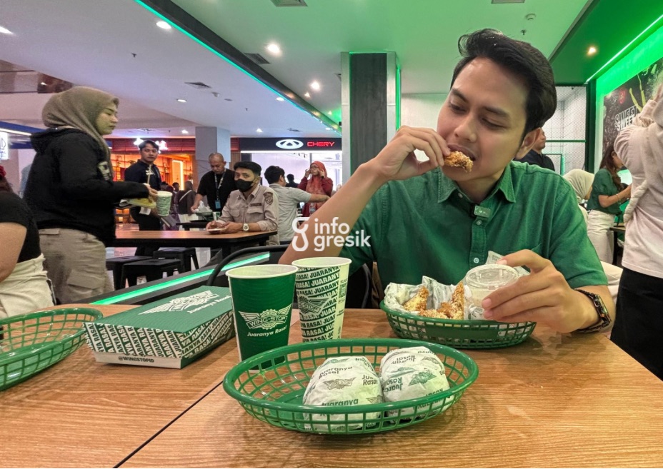 Tim Infogresik mencicipi aneka menu ayam khas Wingstop usai pembukaan gerai baru di Icon Mall Gresik. (Foto: Khanif Rosidin/Infogresik)