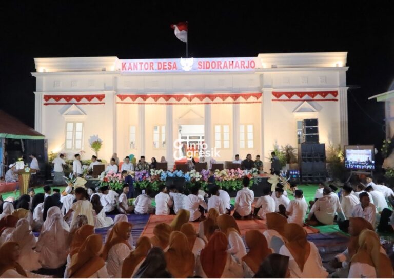 Kantor Desa Sidoraharjo, Kecamatan Kedamean, Gresik, yang berdiri megah dengan dominasi warna putih dan arsitektur bak Istana Negara. (Foto: Ist/Infogresik)