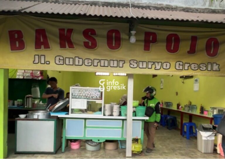 Penampakan depan Bakso Pojok, kuliner legendaris yang telah berdiri sejak 1987 di Jalan Gubernur Suryo, Kabupaten Gresik. (Foto: Khanif Rosidin/Infogresik)