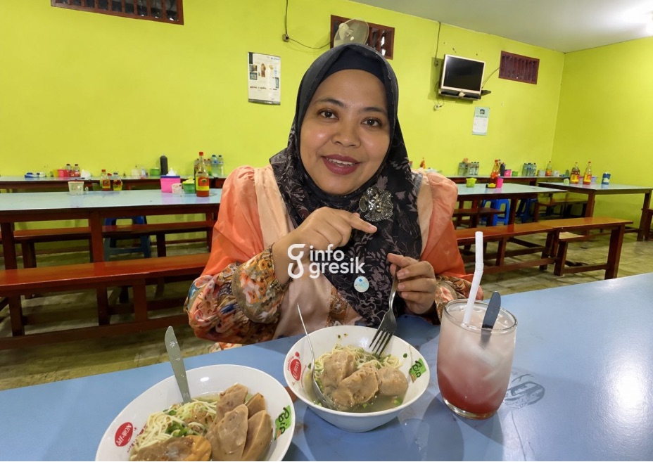Anggota DPRD Gresik, Ricke Mayumi, saat menikmati kuliner legendaris Bakso Pojok di Kelurahan Tlogopojok, Kabupaten Gresik. (Foto: Khanif Rosidin/Infogresik)