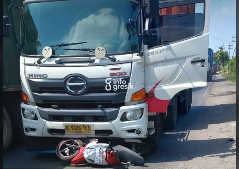 Kondisi sepeda motor yang terserempet truk kontainer di Pertigaan Ujungpangkah, Gresik. (Foto: Ist/Infogresik)
