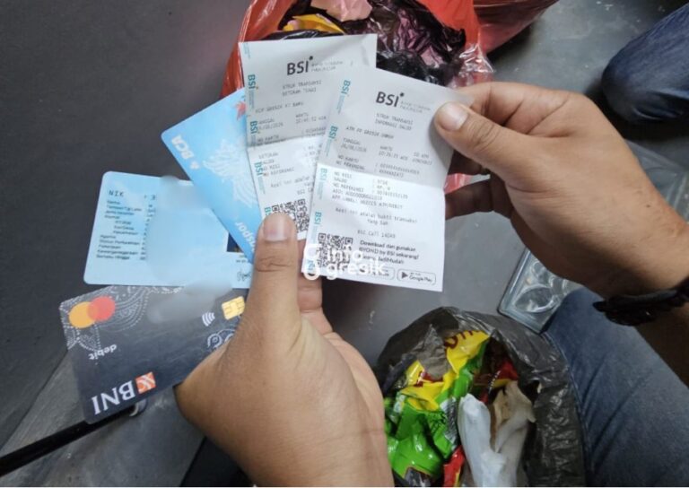 Petugas kepolisian menunjukkan bukti transaksi penarikan uang milik korban saat ungkap kasus pencurian dengan pemberatan. (Foto: Ist/Infogresik)