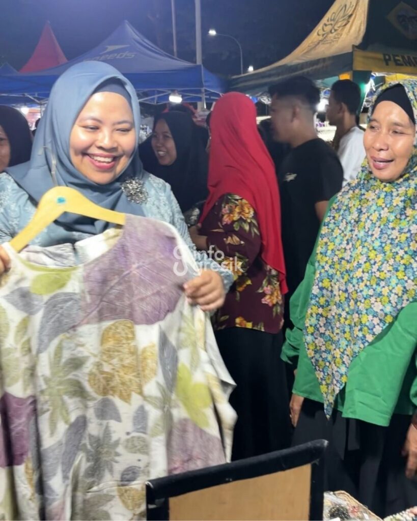 Anggota DPRD Gresik, Ricke Mayumi, saat membeli produk pakaian ecoprint di salah satu tenant PetroNite Fest 2026. (Foto: Khanif Rosidin/Infogresik)