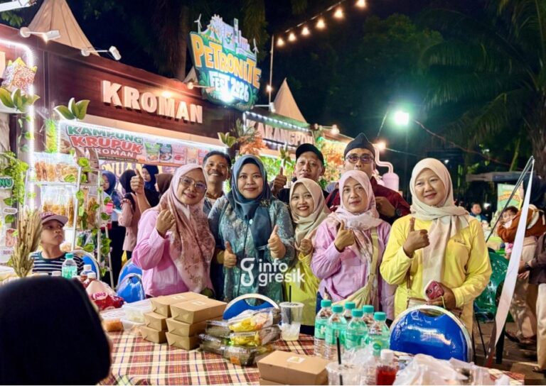 Anggota DPRD Gresik, Ricke Mayumi, saat mengunjungi tenant Kelurahan Karangturi dalam gelaran PetroNite Fest 2026. (Foto: Khanif Rosidin/Infogresik)