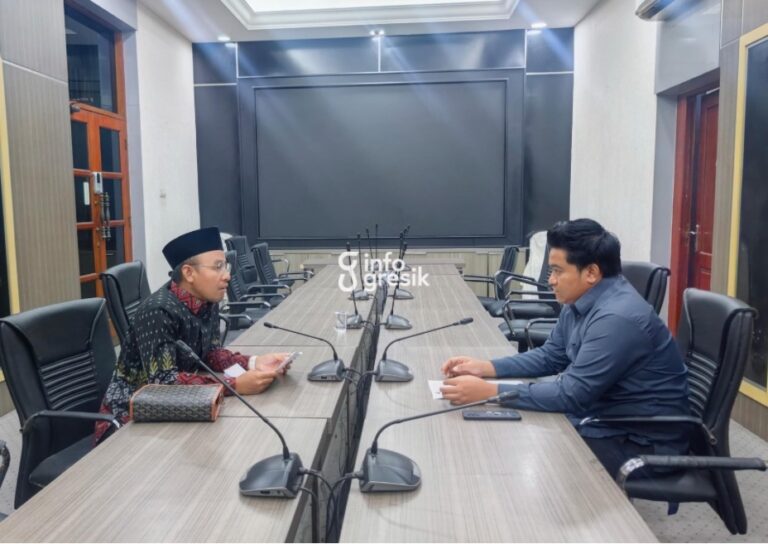 Ketua BK DPRD Gresik, Muhammad Ainul Yaqin, saat meminta keterangan dari Ketua DPRD Gresik, M. Syahrul Munir. (Foto: Ist/Infogresik)