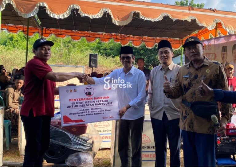 Anggota DPRD Jawa Timur Fraksi Partai Gerindra, MH Rofiq, didampingi Anggota DPRD Gresik, M. Kurdi, dan Plt Kepala Dinas Perikanan Gresik, Arif Wicaksono, saat menyerahkan bantuan mesin perahu secara simbolis kepada nelayan di Desa Banyuurip, Kecamatan Ujungpangkah. (Foto: Ist/Infogresik)