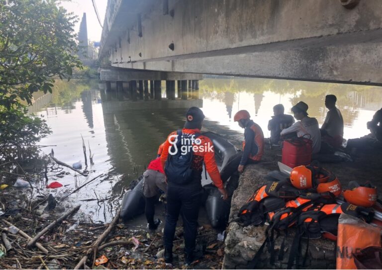 BPBD Gresik Terjunkan Tim Rescue Sisir Kali Lamong Cari Pemancing Tenggelam Tim BPBD Gresik melakukan penyisiran di aliran Kali Lamong untuk mencari seorang pemancing yang dilaporkan tenggelam, Senin (8/6/2026). (Foto: Ist/Infogresik)