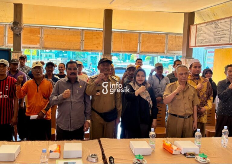Plt Kepala Dinas Perikanan Gresik Arif Wicaksono bersama Anggota Komisi II DPRD Gresik dan para nelayan kawasan Manyar saat mengikuti sosialisasi zona penangkapan ikan di Desa Leran, Kecamatan Manyar. (Foto: Khanif Rosidin/Infogresik)