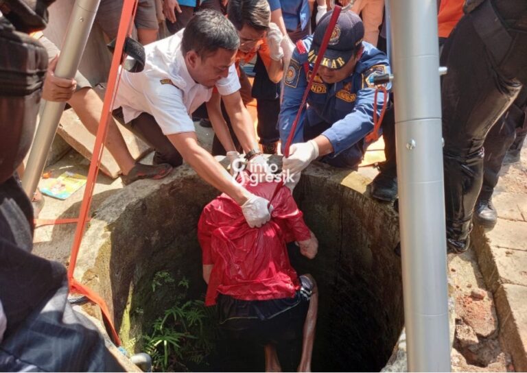 Berawal dari Sandal Mengapung, Lansia di Slempit Kedamean Ditemukan Tewas di Sumur Sedalam 15 Meter Petugas gabungan mengevakuasi jasad seorang lansia yang terjatuh ke dalam sumur sedalam 15 meter di Desa Slempit, Kecamatan Kedamean, Kabupaten Gresik. (Foto: Ist/Infogresik)