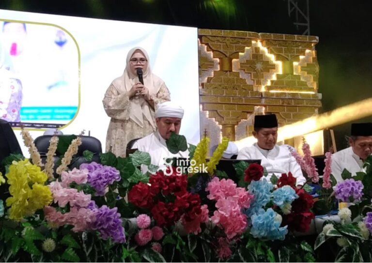 Sukses Sedot Ribuan Jemaah, Pengajian Akbar Sedekah Bumi Desa Tumapel Berlangsung Khidmat Kades Tumapel, Ziadatul Akmal, memberikan sambutan saat Pengajian Akbar dalam rangka Sedekah Bumi Desa Tumapel. (Foto: Ist/Infogresik)