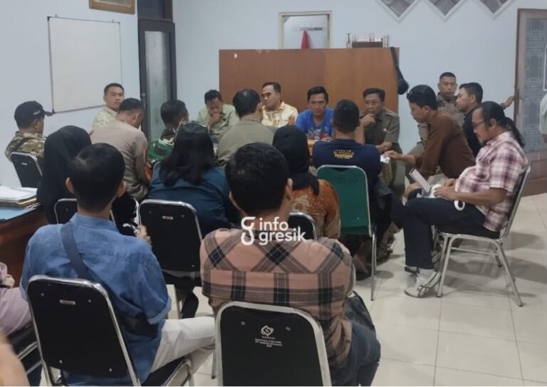 Forkopimcam Manyar Hentikan Sementara CFD PPS 2 hingga 17 Agustus, Panitia Wajib Kembalikan Uang UMKM Suasana rapat koordinasi membahas penghentian sementara kegiatan Ceria Family Day (CFD) PPS 2 di Kantor Kecamatan Manyar. (Foto: Ist/Infogresik)