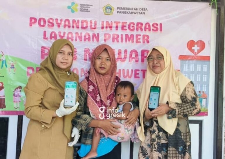 Puskesmas Ujungpangkah Luncurkan Aplikasi SiGiri, Layanan Posyandu Kini Lebih Mudah dan Terintegrasi Petugas Puskesmas Ujungpangkah bersama warga Desa Pangkahwetan menunjukkan aplikasi Posyandu Digital Mandiri SiGiri. (Foto: Ist/Infogresik)