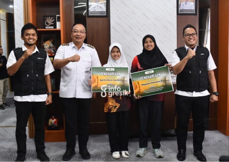 Raih Perak dan Perunggu di Kejurprov, Dua Pemanah Muda Gresik Lolos ke Kejurnas 2026 Dua atlet panahan Gresik didampingi pengurus Perpani Gresik saat bersilaturahmi dengan Wakil Bupati Gresik, dr. Asluchul Alif, menjelang keberangkatan ke Kejurnas Panahan Junior 2026. (Foto: Ist/Infogresik)