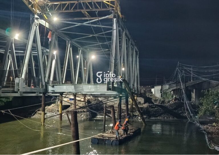 Dikebut Lewat Lembur, Pembangunan Jembatan Manyar Lama Gresik Capai 75 Persen Proses pembangunan Jembatan Manyar Lama di Kecamatan Manyar, Kabupaten Gresik, yang kini telah mencapai progres 75,88 persen. (Foto: Ist/Infogresik)