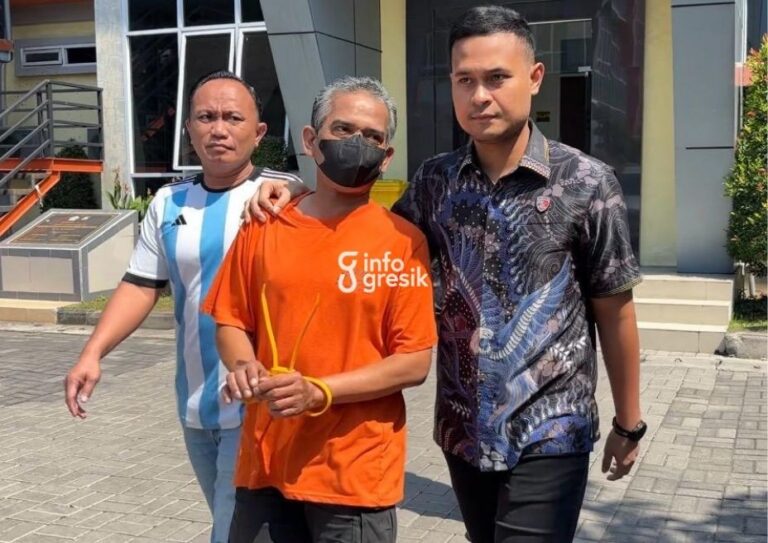 Terlibat Sindikat Penipuan PPPK, ASN Dinas PMD Gresik Resmi Ditahan Polisi Tersangka Agus Priyono mengenakan baju tahanan oranye saat menjalani pemeriksaan di Mapolres Gresik. (Foto: Ist/Infogresik)