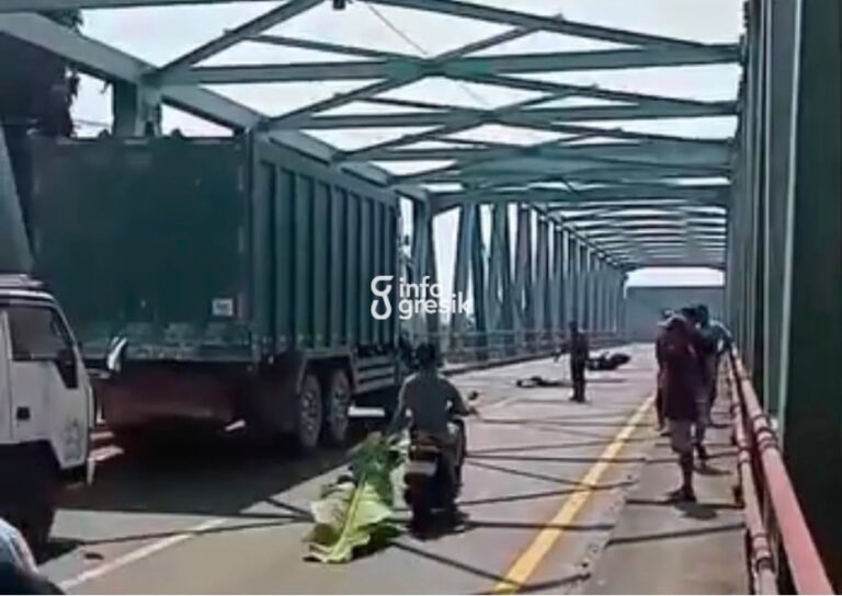 Kecelakaan Beruntun di Jembatan Sembayat Gresik, Pengendara Motor Asal Bungah Tewas Warga berada di lokasi kecelakaan beruntun di Jembatan Sembayat, Kecamatan Manyar, Gresik, yang menewaskan seorang pengendara sepeda motor. (Foto: Ist/Infogresik)