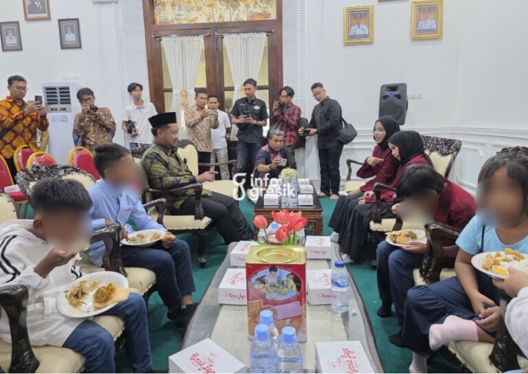Bupati Gresik Fandi Akhmad Yani berbincang bersama anak-anak pekerja migran yang tiba dari Malaysia di Pendopo Kabupaten Gresik. (Foto: Irwan/Infogresik)