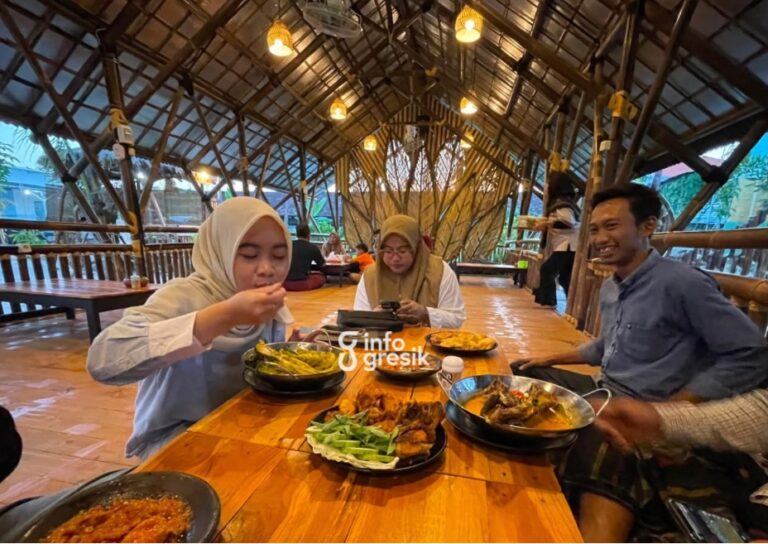 Salah satu pengunjung Warung Kuwali saat menikmati hidangan kuliner khas ndeso. (Foto: Ist/Infogresik)