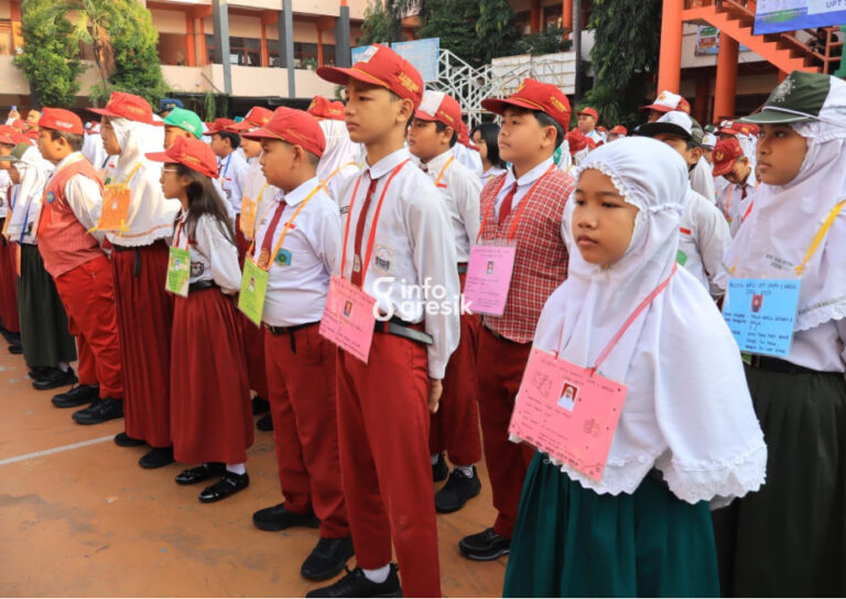 UPT SMPN 1 Gresik Jadi Pelopor Sekolah Moderasi Beragama di Hari Pertama MPLS Suasana pembukaan Masa Pengenalan Lingkungan Sekolah (MPLS) Ramah Anak Tahun Ajaran 2026/2027 di UPT SMPN 1 Gresik yang dirangkaikan dengan peluncuran Sekolah Moderasi Beragama. (Foto: Ist/Infogresik)
