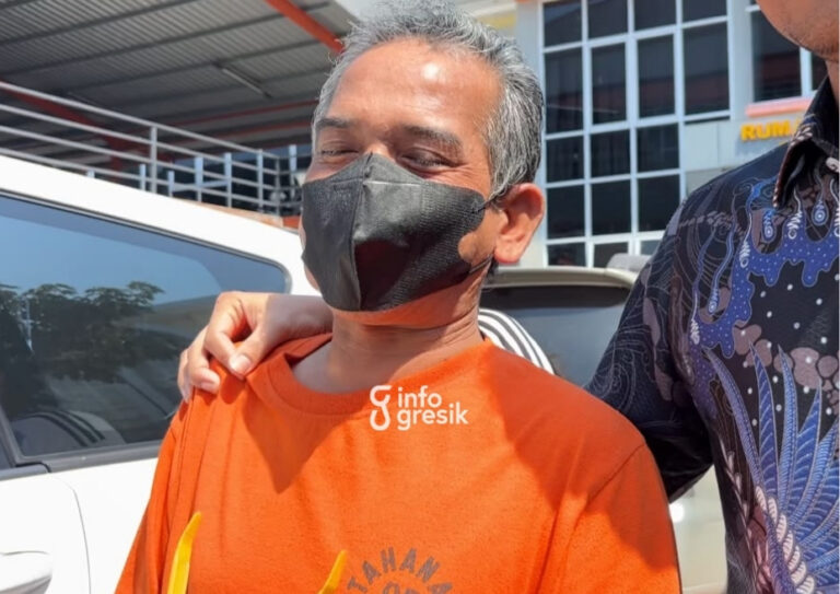 Terlibat Penipuan Rekrutmen CPNS, ASN Pemkab Gresik Agus P Resmi Diberhentikan Sementara Tersangka Agus Priyono (AP) saat menjalani penahanan di Mapolres Gresik terkait dugaan kasus penipuan rekrutmen CPNS dan PPPK. (Foto: Khanif Rosidin/Infogresik)