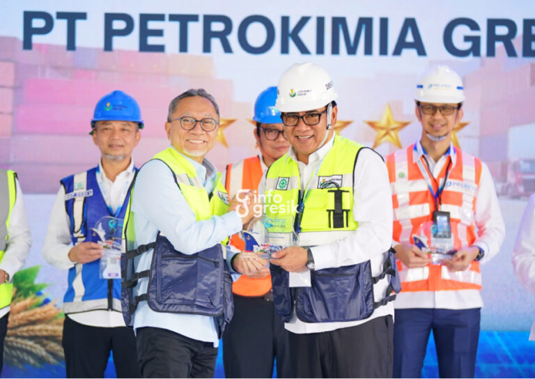 Diserahkan Menko Zulhas, TUKS Petrokimia Gresik Dinobatkan sebagai Pelabuhan Terbaik Nasional 2026 Menteri Koordinator Bidang Pangan Zulkifli Hasan menyerahkan penghargaan kepada Direktur Utama Petrokimia Gresik Daconi Khotob atas predikat pelabuhan terbaik nasional dalam ajang Green and Smart Port Initiatives (GSPI) Aman, Sehat, Resik, dan Indah (ASRI) 2026. (Foto: Ist/Infogresik)